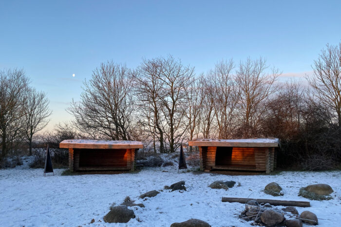 To shelters på shelterpladsen i morgen-vinter-sol
